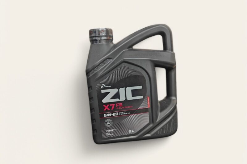 ZIC X7 5W-20 3L synthetic engine oil bottle for superior engine performance