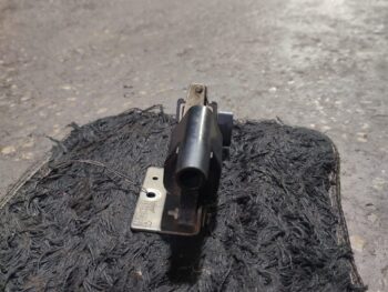 Close-up of the 3-pin connector for Suzuki Pickup Euro II ignition coil.